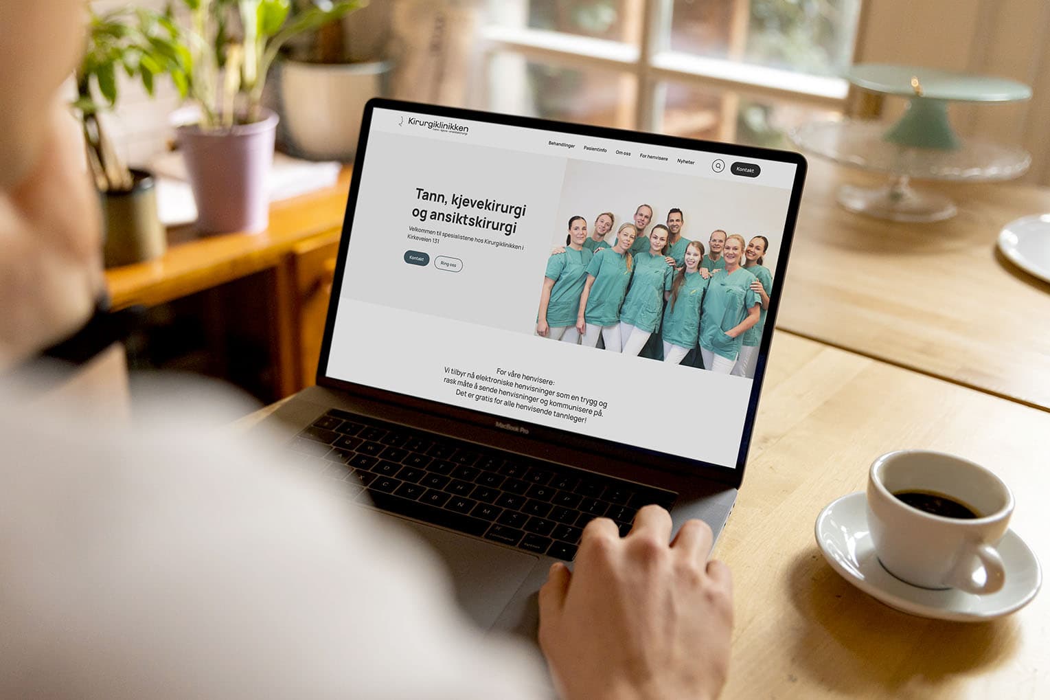 illustrasjonsbilde av klinikkens nettside vist på en laptop-skjerm